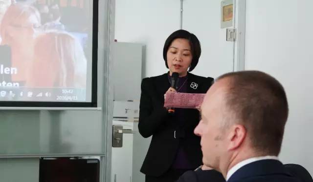 德國(guó)烏波塔爾市市長(zhǎng)約翰內(nèi)斯·斯拉維奇博士一行來(lái)訪上海東方龍商務(wù)國(guó)際平臺(tái)舉行“烏波塔爾投資洽談會(huì)” 德國(guó)烏波塔爾市市長(zhǎng)約翰內(nèi)斯·斯拉維奇博士一行來(lái)訪上海東方龍商務(wù)國(guó)際平臺(tái)舉行“烏波塔爾投資洽談會(huì)”
