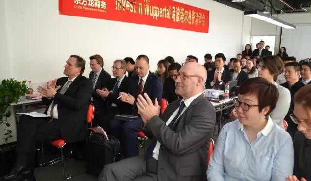德國(guó)烏波塔爾市市長(zhǎng)約翰內(nèi)斯·斯拉維奇博士一行來(lái)訪上海東方龍商務(wù)國(guó)際平臺(tái)舉行“烏波塔爾投資洽談會(huì)” 德國(guó)烏波塔爾市市長(zhǎng)約翰內(nèi)斯·斯拉維奇博士一行來(lái)訪上海東方龍商務(wù)國(guó)際平臺(tái)舉行“烏波塔爾投資洽談會(huì)”
