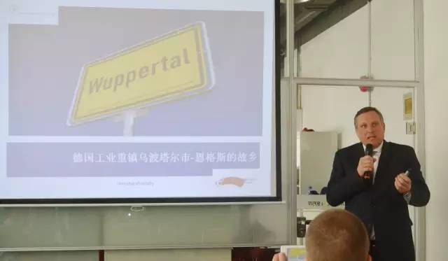 德國(guó)烏波塔爾市市長(zhǎng)約翰內(nèi)斯·斯拉維奇博士一行來(lái)訪上海東方龍商務(wù)國(guó)際平臺(tái)舉行“烏波塔爾投資洽談會(huì)” 德國(guó)烏波塔爾市市長(zhǎng)約翰內(nèi)斯·斯拉維奇博士一行來(lái)訪上海東方龍商務(wù)國(guó)際平臺(tái)舉行“烏波塔爾投資洽談會(huì)”