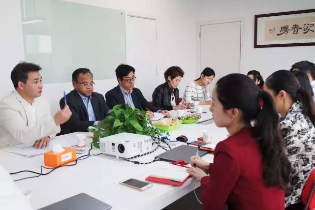華伊斯蘭關(guān)系理事會(huì)理事長(zhǎng)丁厚飛博士偕中華伊斯蘭關(guān)系理事會(huì)、馬來西亞代表Mr. Nasharudin 訪問東方龍商務(wù) 華伊斯蘭關(guān)系理事會(huì)理事長(zhǎng)丁厚飛博士偕中華伊斯蘭關(guān)系理事會(huì)、馬來西亞代表Mr. Nasharudin 訪問東方龍商務(wù)