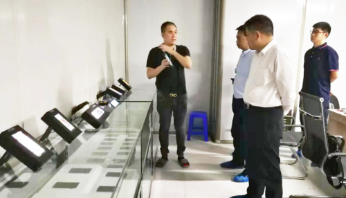在高端顯示屏擴建投資選址項目方總部基地舉行對接會，細(xì)化合作方案，確保優(yōu)質(zhì)項目順利推進(jìn)