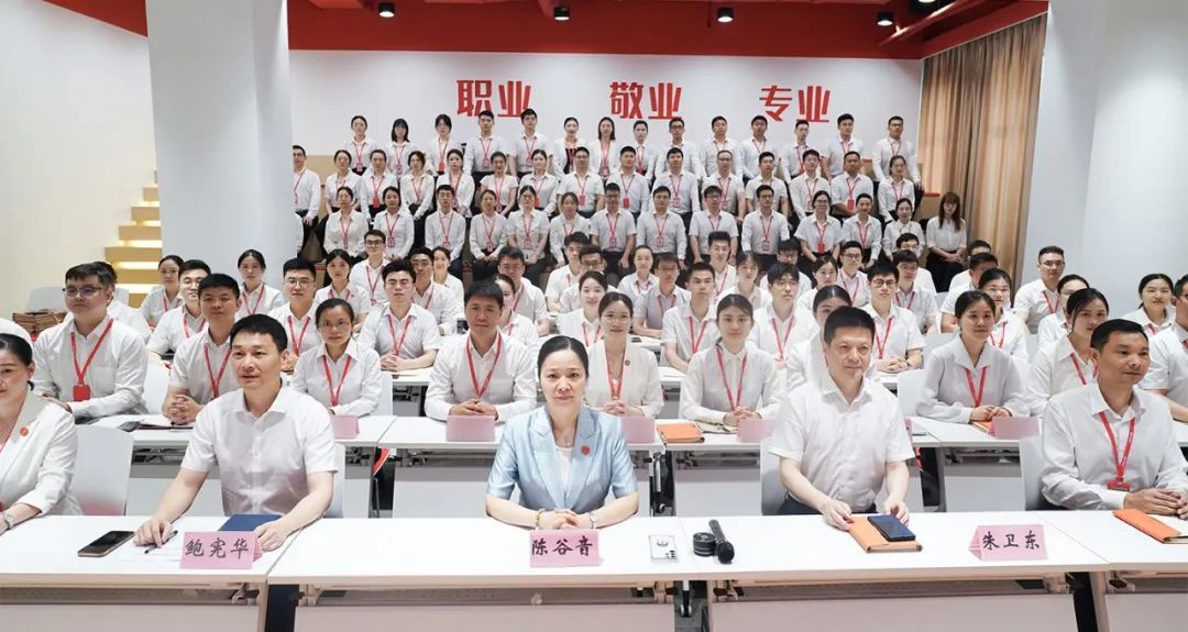 東方龍商務(wù)集團(tuán)舉行上半年工作總結(jié)表彰暨“沖刺三季度”競賽動員