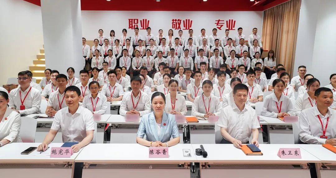 再獲殊榮！東方龍商務(wù)集團(tuán)喜獲2023年度上海市“專(zhuān)精特新”企業(yè)稱(chēng)號(hào)！