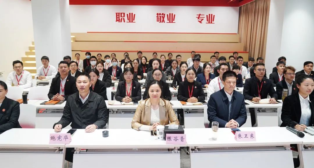 承接進(jìn)博效應(yīng)，推進(jìn)全球招商！11月上旬，集團(tuán)共40個優(yōu)質(zhì)投資選址項目通過評估