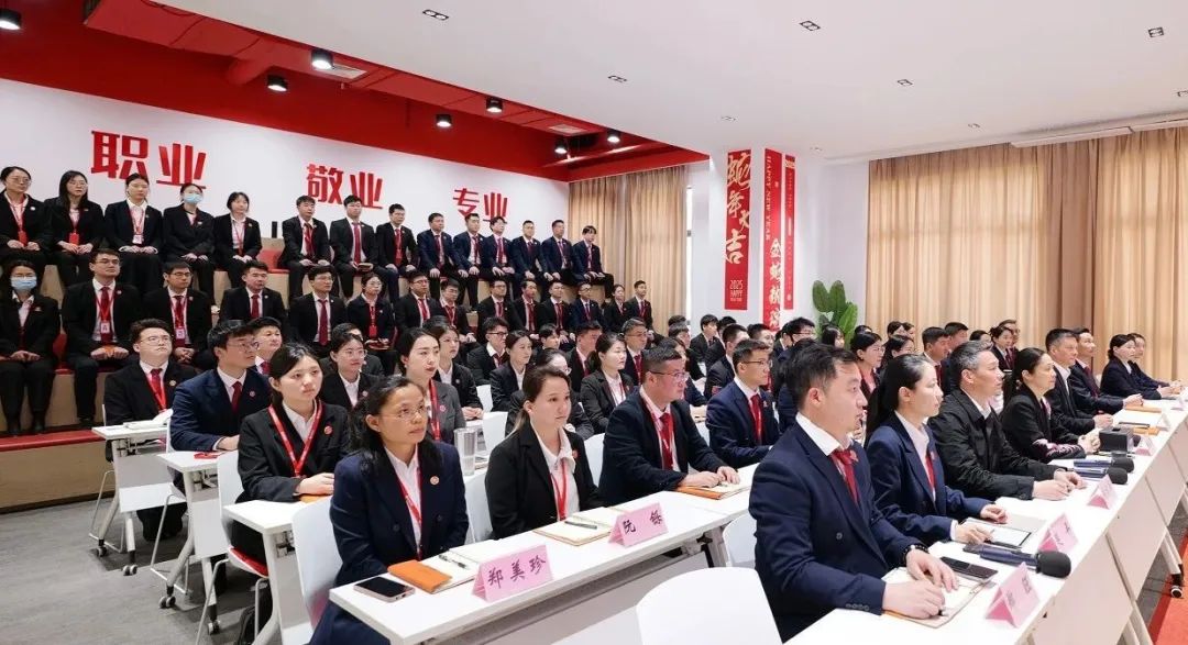 上海東方龍商務(wù)集團召開一季度“開門紅”總結(jié)表彰暨“奔跑二季度”競賽動員會