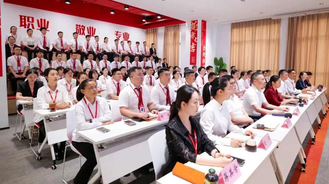 上海東方龍商務(wù)集團(tuán)召開2025上半年工作總結(jié)表彰暨“沖刺三季度”競賽動員會